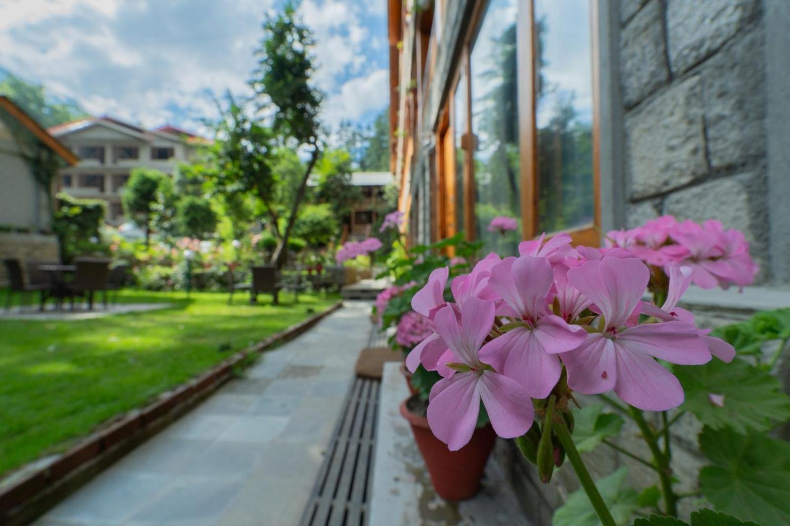 מנאלי Hotel Negi'S Mayflower A Heritage Since 1965 מראה חיצוני תמונה